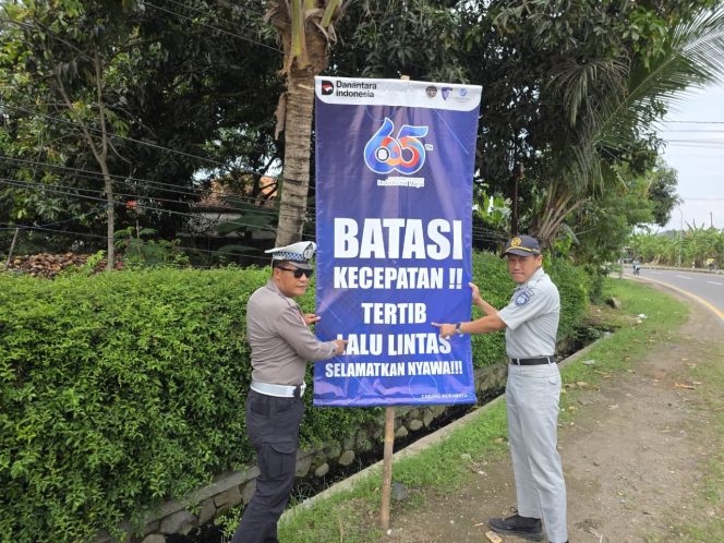 
					Jasa Raharja Indramayu Berkolaborasi Dengan Polres Indramayu Tekan Angka Kecelakaan Melalui Pemasangan Spanduk Himbauan
