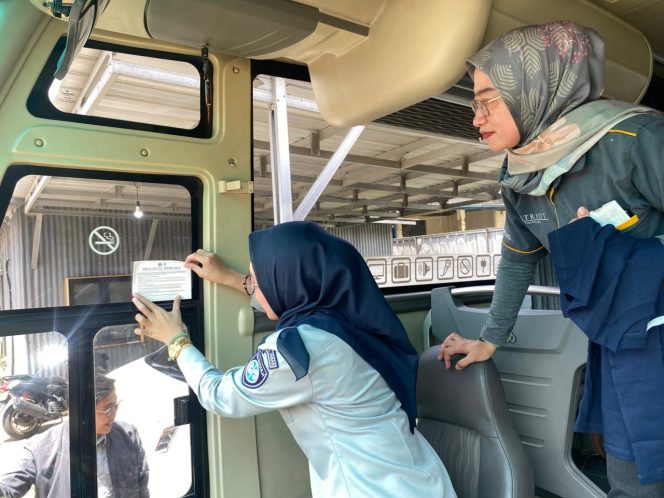 
					Sambut Nataru 2025-2026, Jasa Raharja Kanwil Jawa Barat Gelar Penempelan Stiker Practical Guidance, Pengobatan Gratis, dan Sosialisasi PPGD di PO Patriot