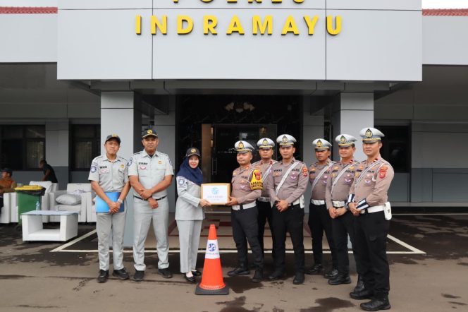 
					Jasa Raharja Indramayu Serahkan Sarana dan Prasarana Keselamatan Transportasi serta Aksi Simpatik kepada Petugas Pos Terpadu PAM Natal 2025 dan Tahun Baru 2026