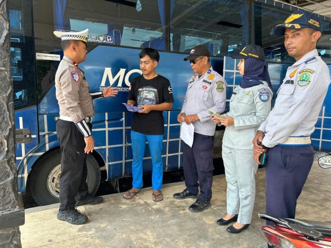 
					Jasa Raharja Cabang Sukabumi Dampingi Polres Sukabumi dan Dishub Kab Sukabumi Gelar Ramcheck Kendaraan di PO Maya Gapura Intan Sambut Nataru
