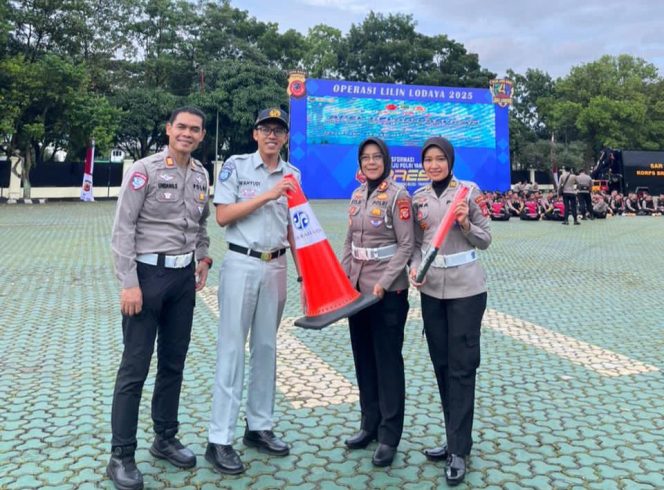
					Jasa Raharja Kanwil Jawa Barat Serahkan Traffic Cone dan Stick Lamp untuk Dukung Operasi Pam Nataru 2025/2026