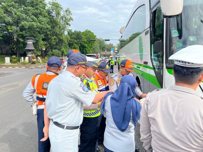 
					Jasa Raharja bersama Satlantas Polres Purwakarta dan Dishub lakukan Ramp Chek dan Pemeriksaan Kesehatan Pengemudi Angkutan umum