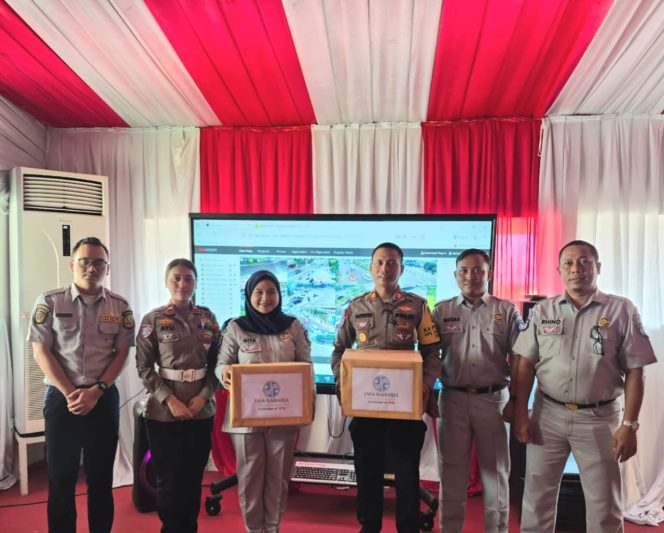 
					Wujud Kepedulian, Jasa Raharja Bekasi Beri Semangat Petugas PAM Nataru Lewat Bingkisan Simpatik