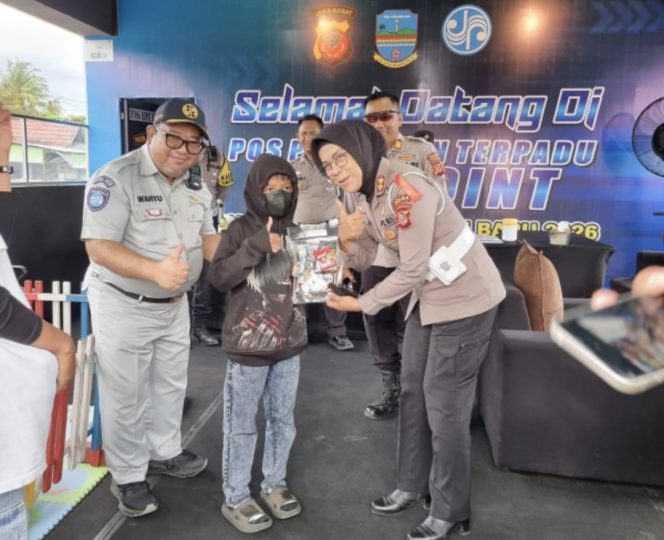 
					Kepala PT Jasa Raharja Cabang Tasikmalaya Bersama Kasubdit Kamsel Polda Jabar Bagikan Souvenir kepada Wisatawan di Pos Pelayanan Terpadu Pangandaran