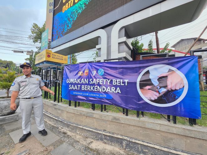 
					Upaya Keselamatan Lalu Lintas, Jasa Raharja Cabang Cirebon Pasang Spanduk Himbauan Keselamatan Lalu Lintas di Kota Cirebon