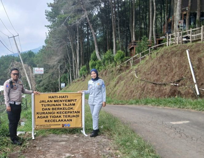 
					Upaya Keselamatan Lalu Lintas, Jasa Raharja Cabang Cirebon Pasang Rambu Himbauan Keselamatan Lalu Lintas di Kab Kuningan