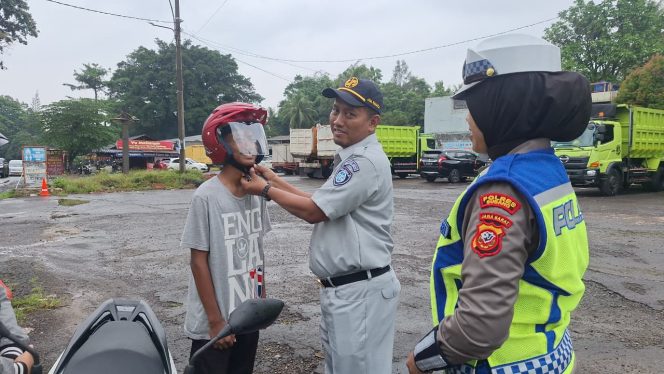 
					Jasa Raharja Purwakarta dan Unit Kamsel Polres Subang Gelar Aksi Simpatik, Bagikan Helm Gratis untuk Pengendara