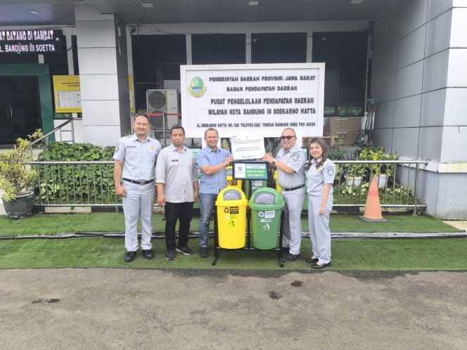 
					Dukung Kebersihan dan Kenyamanan Pelayanan, Jasa Raharja Jawa Barat Salurkan Bantuan Tempat Sampah ke Samsat Bandung III Soekarno Hatta