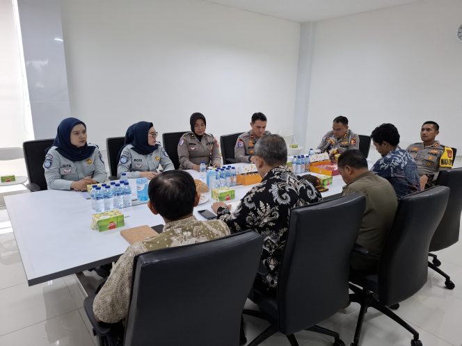 
					Jasa Raharja dan Polres Metro Bekasi Kota Bersinergi Evaluasi Troublespot dan Blackspot Laka Lantas