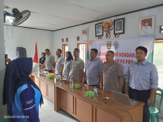 
					Tim Pembina Samsat Pelabuhanratu Bersama Aparatur Kecamatan Warungkiara Sosialisasikan PKB di Desa Bantar Kalong