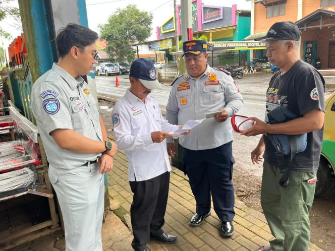 
					Perkuat Keselamatan Transportasi, Jasa Raharja Kanwil Jawa Barat Dukung Pemeriksaan Kelaikan dan Administrasi Kendaraan di Sumedang Bersama Stakeholders