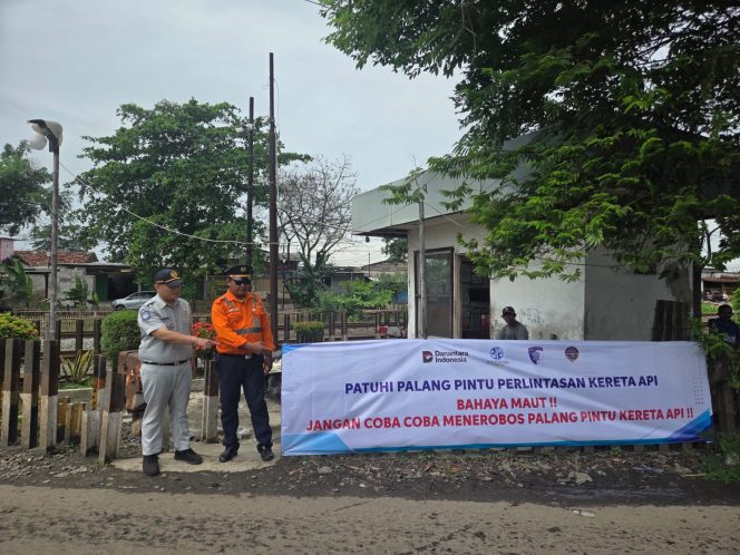 
					Tingkatkan Kesadaran Berlalu Lintas, Jasa Raharja Karawang Pasang Spanduk Di Klari, Karawang Barat, Dan Cikampek