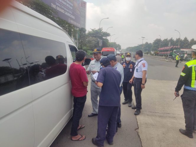 
					Tingkatkan Keselamatan Jalan, Tim Gabungan Gelar Ramp Check dan Layanan Kesehatan Gratis bagi Pengemudi di Cikopo Purwakarta