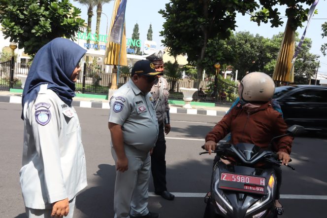
					PT Jasa Raharja Bersama P3D Wilayah Kota Tasikmalaya Laksanakan Operasi Gabungan di Taman Kota, Dorong Kepatuhan Pajak Kendaraan