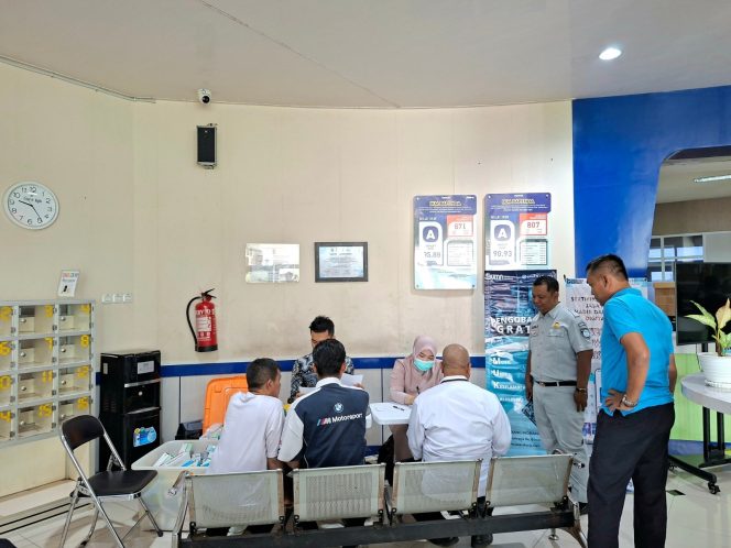 
					Peduli Kesehatan dan Keselamatan, Jasa Raharja Indramayu Gelar Pengobatan Gratis