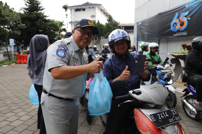 
					Jejak Kebaikan Ramadan, Jasa Raharja Jawa Barat Berbagi Takjil untuk Pengguna Jalan