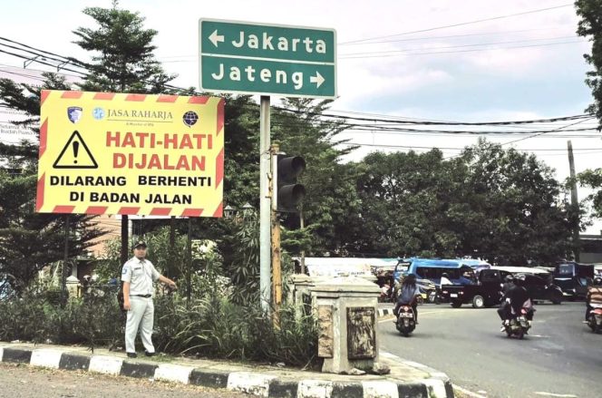 
					Upaya Keselamatan Lalu Lintas, Jasa Raharja Cabang Cirebon Pasang Spanduk Himbauan Keselamatan Lalu Lintas di Kota Cirebon