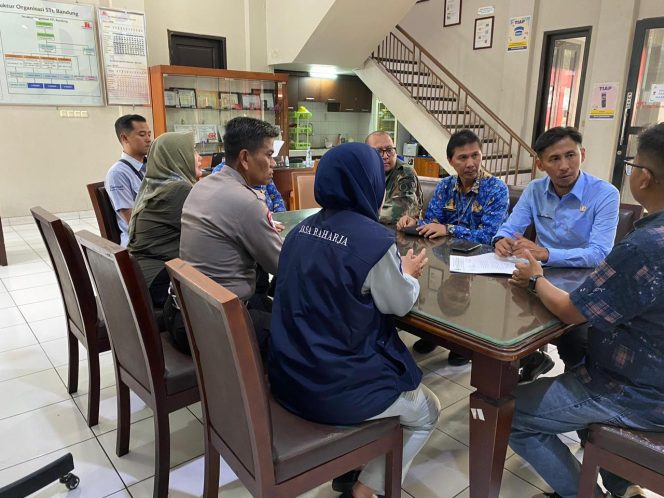 
					Perkuat Hubungan Dengan Perusahaan Swasta, Jasa Raharja Bandung Bersama Tim Pembina Samsat Kawaluyaan Gelar Operasi Khusus Samsat