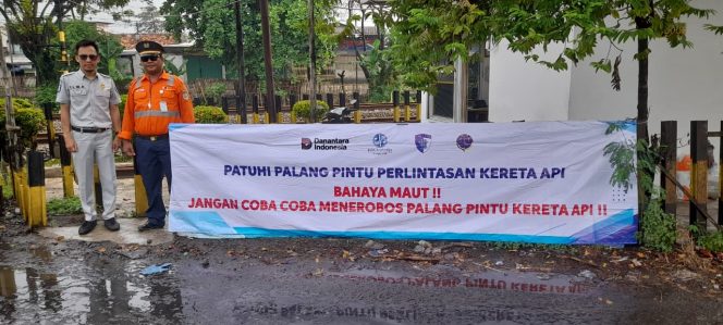
					Tekan Angka Kecelakaan Jasa Raharja Pasang Spanduk Keselamatan Di Tiga Titik Kecamatan Rawan Laka Karawang