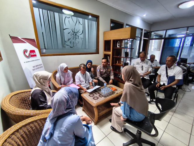 
					Perkuat Hubungan Dengan Perusahaan Swasta, Jasa Raharja Bandung Bersama Tim Pembina Samsat Padjajaran Gelar Operasi Khusus Samsat