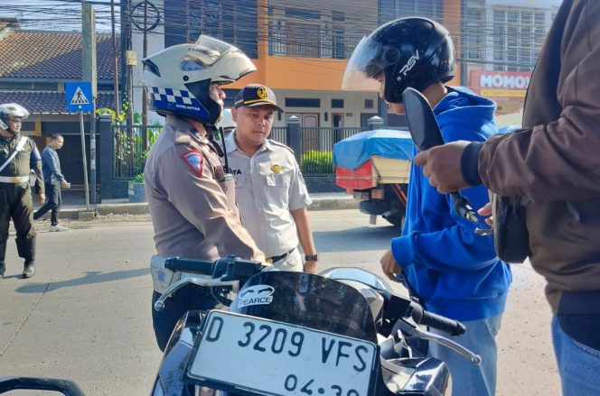 
					Jasa Raharja Kanwil Jawa Barat Dukung Penuh Operasi Pemeriksaan Kendaraan Bermotor Gabungan di Kecamatan Dayeuhkolot Kabupaten Bandung