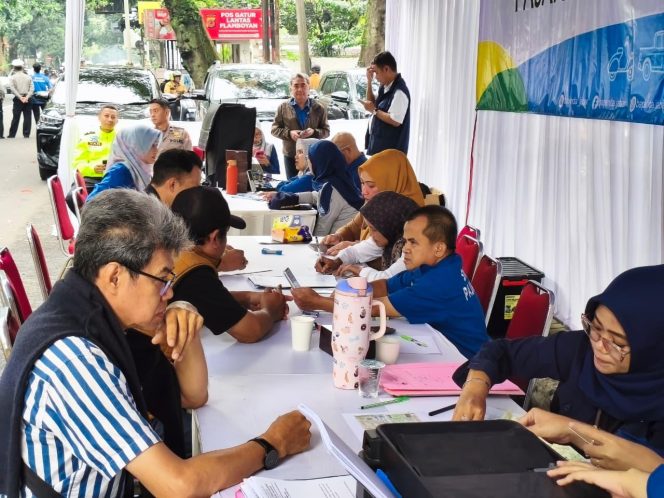 
					Perkuat Kolaborasi, Jasa Raharja Bandung Bersama Tim Pembina Samsat Padjajaran Lakukan Pemeriksaan PKB dan SWDKLLJ di Jalan Raya