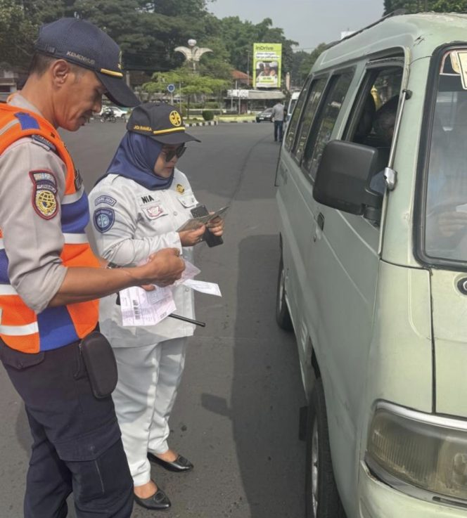 
					Operasi Gabungan Tim Pembina Samsat Garut Dalam Rangka Peningkatan Kepatuhan Wajib Pajak Kendaraan Bermotor