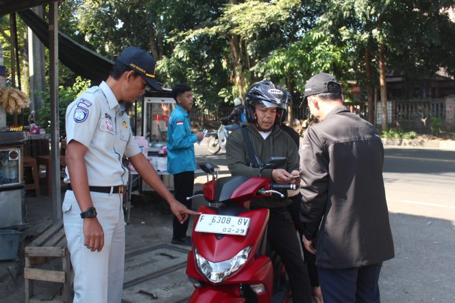 
					Operasi Pajak Kendaraan Bermotor di Taman Nobar, Tim Pembina Samsat Kota Sukabumi Hadirkan Kemudahan Layanan bagi Wajib Pajak