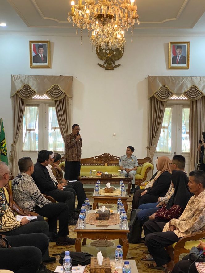 
					Jasa Raharja Cabang Sukabumi Serahkan Santunan Kepada Beberapa Ahli Waris Korban Kecelakaan Lalu Lintas di Pendopo Kabupaten Sukabumi