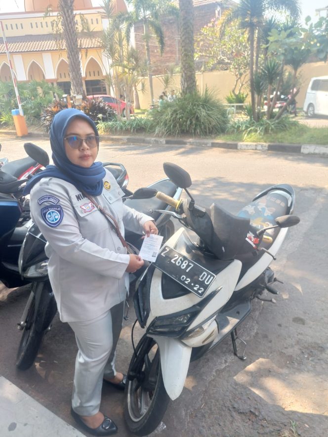 
					PJ Samsat Garut Laksanakan Penelusuran Kendaraan Menunggak Melalui Aplikasi Panah Pasopati di Area Publik