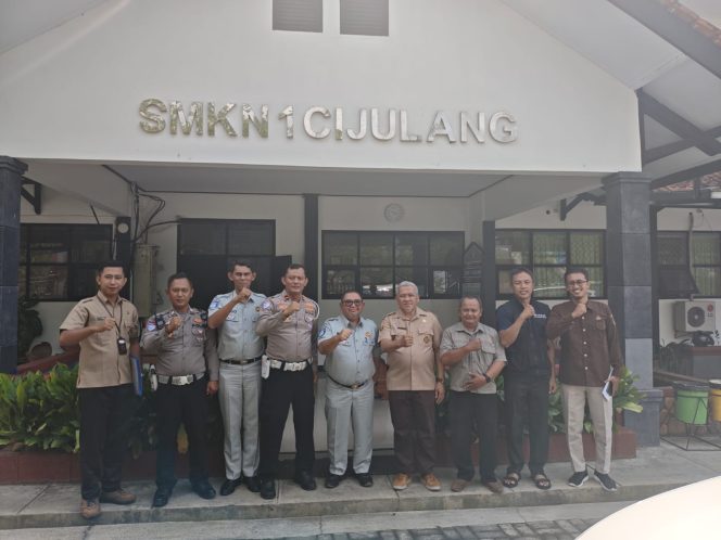 
					PT Jasa Raharja Cabang Tasikmalaya Dorong Kepatuhan Pajak Kendaraan Bermotor dan SWDKLLJ Melalui Edukasi di Lingkungan Sekolah di Kabupaten Pangandaran