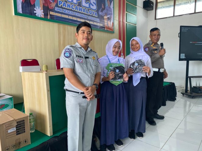 
					Bangun Budaya Tertib Berlalu Lintas, Jasa Raharja Sukabumi Bersama Satlantas Polres Sukabumi Edukasi Pelajar