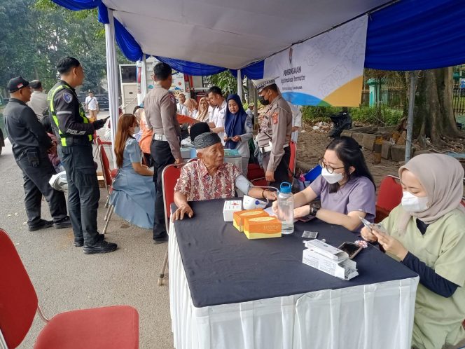 
					Berikan Kemudahan dan Keuntungan Bagi Wajib Pajak, Kolaborasi Jasa Raharja Bandung Bersama Tim Pembina Samsat Kawaluyaan Gelar Pemeriksaan PKB dan SWDKLLJ disertai Pengobatan Gratis, Sosialisasi PPGD dan Voucher Diskon/Souvenir