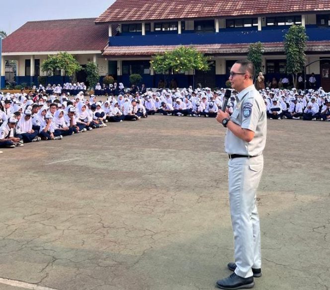 
					Bangun Generasi Pelopor Keselamatan, PT Jasa Raharja (Persero) Cabang Bogor Gelar Edukasi Keselamatan Berlalu Lintas dan Pelatihan PPGD di SMP Negeri 8 Depok