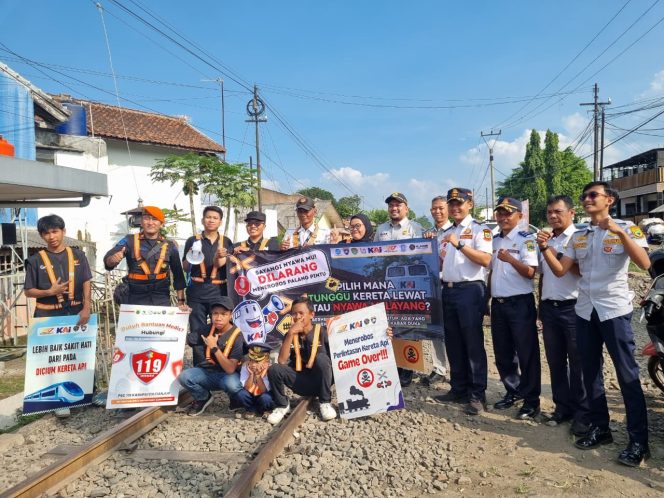 
					Railfans Cianjur Ajak Jasa Raharja Sukabumi,  PT KAI, Polres Cianjur dan Dinas Perhubungan Kab Cianjur, Sosialisasi Perkuat Budaya Keselamatan di Perlintasan Sebidang