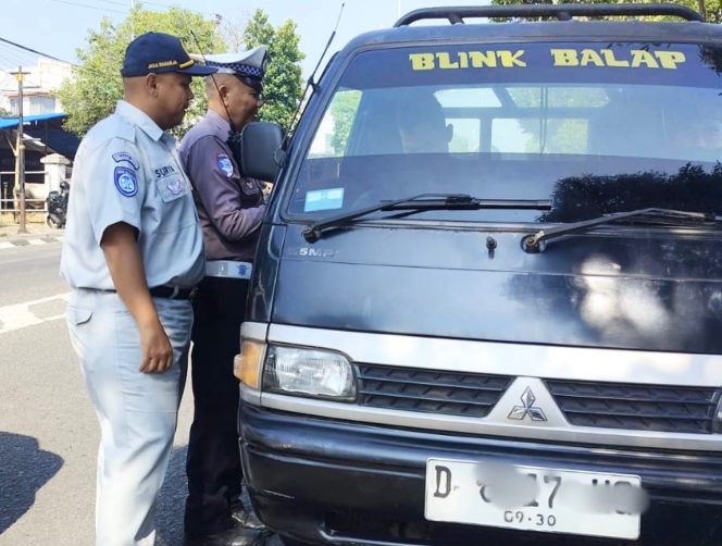 
					Operasi Pemeriksaan Pajak Kendaraan Bermotor oleh Jasa Raharja Kanwil Jabar dan P3DW Kabupaten Bandung II Soreang di Wilayah Pameungpeuk