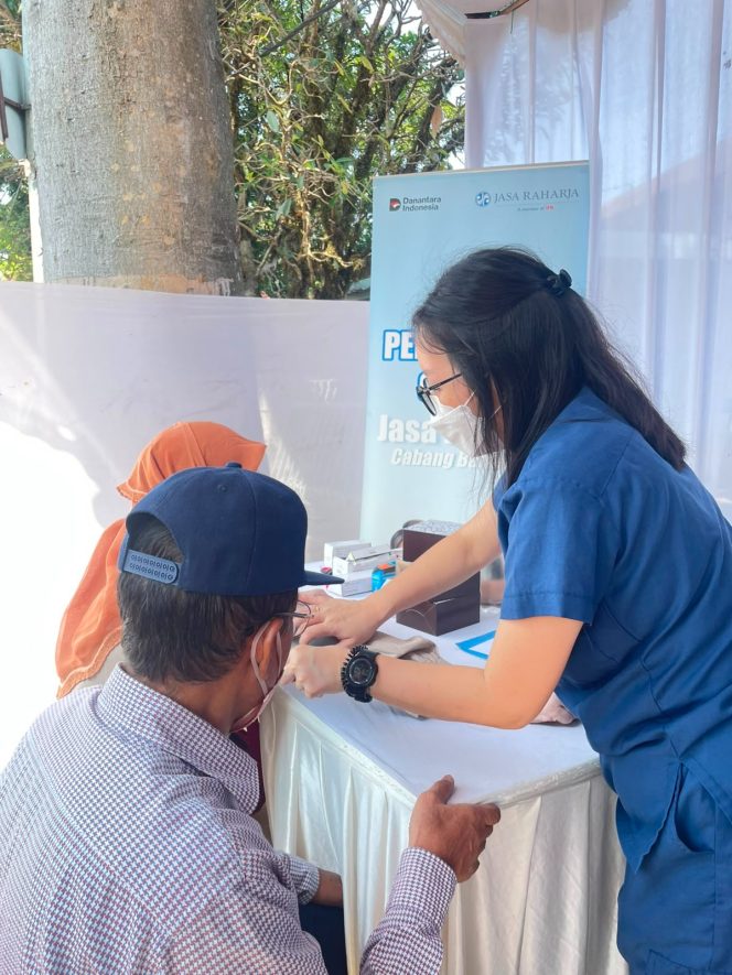 
					Berikan Kemudahan dan Keuntungan Bagi Wajib Pajak, Kolaborasi Jasa Raharja Bandung Bersama Tim Pembina Samsat Padjajaran Gelar Pemeriksaan PKB dan SWDKLLJ disertai Pengobatan Gratis, Sosialisasi PPGD dan Voucher