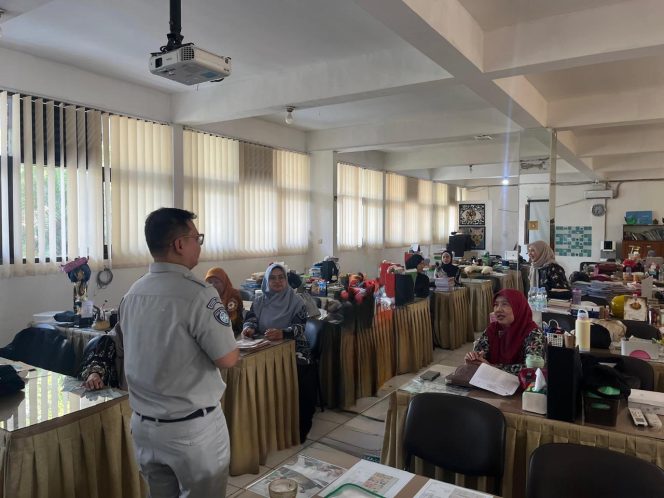 
					PT Jasa Raharja Jawa Barat Tanamkan Kesadaran Keselamatan Berlalu Lintas melalui Safety Campaign dan PPKL di SMAN 3 Cimahi