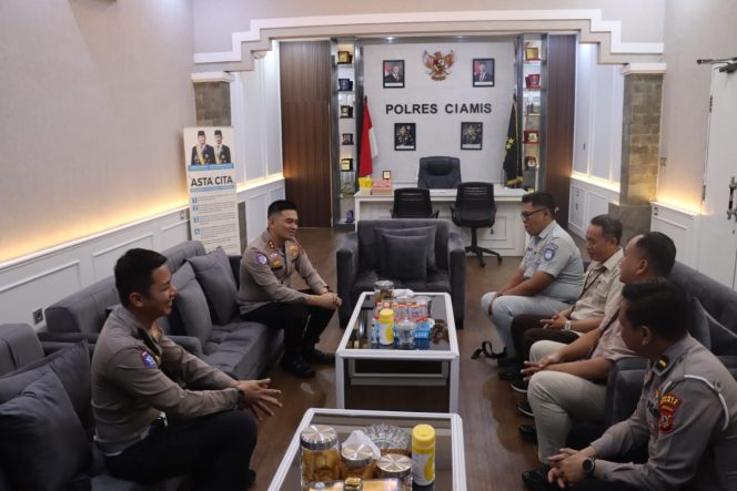 
					Perkuat Sinergi Pelayanan dan Keselamatan, Tim Pembina Samsat dengan Kapolres Ciamis