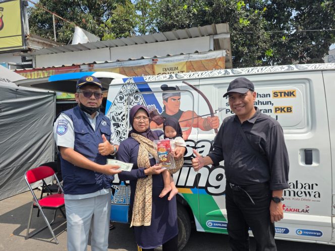 
					Berdasarkan Dana Cost Sharing Pemerintah Kabupaten Tasikmalaya, PJ Samsat Bersama Tim Pembina Samsat Laksanakan Operasi Gabungan di Simpang Empat Muktamar Singaparna