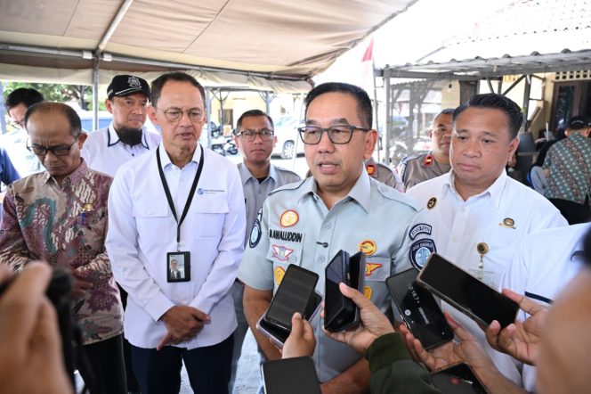 
					Dalam 24 Jam, Dirut Jasa Raharja Serahkan Santunan kepada Ahli Waris Korban Kebakaran KMP Putri Yasmin