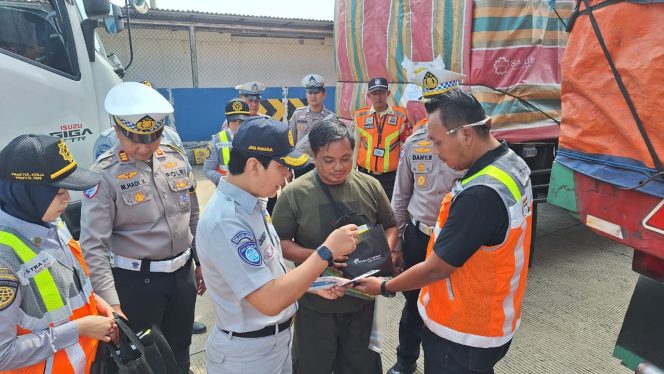 
					Upaya Peningkatan Keselamatan Lalu Lintas, PT Jasa Raharja (Persero) Cabang Cirebon Gelar Sosialisasi Keselamatan Berkendara dan Ramp Check Kendaraan ODOL di Ex. GT Palimanan Utama KM 188 A Tol Cipali Kab Cirebon