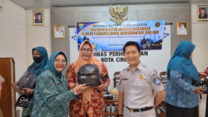 
					Upaya Keselamatan Lalu Lintas, PT Jasa Raharja (Persero) Cabang Cirebon Mengikuti Sosialisasi Keselamatan Lalu Lintas di Dishub Kota Cirebon bersama Ibu Ketua PKK Kota Cirebon