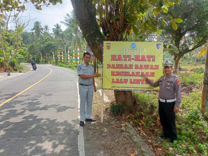 
					Tingkatkan Keselamatan Pengguna Jalan, PJ Jasa Raharja Samsat Pangandaran Bersama Unit Gakkum Polres Pangandaran Pasang Rambu Imbauan Kamseltibcar Lantas