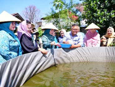 TP PKK Provinsi Jawa Barat Samantha Dewi Erwan saat melaksanakan kunjungan kerja ke KWT Mandiri, Kelurahan Cigugur, Kecamatan Cimahi Tengah, Kota Cimahi, Jumat (28/8/2026).