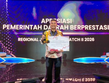 Wagub Jabar Erwan Setiawan memegang tropi penghargaan, Bali, Jumat (28/8).