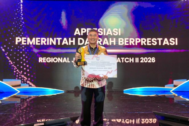
					Wagub Jabar Erwan Setiawan memegang tropi penghargaan, Bali, Jumat (28/8).