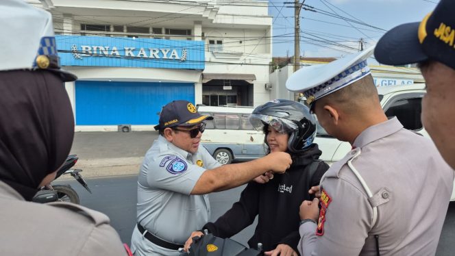 
					Jasa Raharja Cabang Tasikmalaya Laksanakan Aksi Simpatik dan Pemasangan Spanduk Himbauan Keselamatan di Titik Rawan Kecelakaan