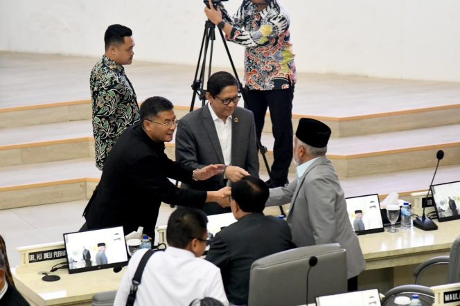 
					Wagub Erwan Sampaikan Dua Ranperda Strategis: Perkuat BIJB dan Efisiensikan Perangkat Daerah