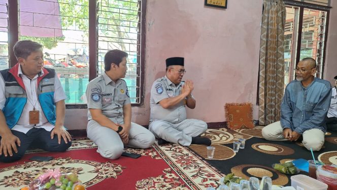 
					PT Jasa Raharja (Persero) Kanwil Utama Jawa Barat serahkan santunan korban Meninggal Dunia KM Virgo Transport 8 di Kabupaten Cirebon